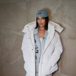 Пуховик жіночий оверсайз молочного кольору 00326