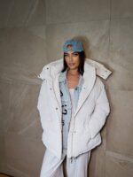 Пуховик жіночий оверсайз молочного кольору 00326