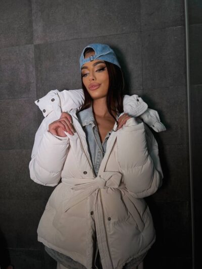 Пуховик жіночий оверсайз молочного кольору 00326