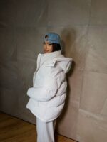 Пуховик жіночий оверсайз молочного кольору 00326