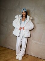 Пуховик жіночий оверсайз молочного кольору 00326