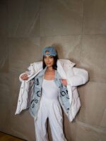 Пуховик жіночий оверсайз молочного кольору 00326