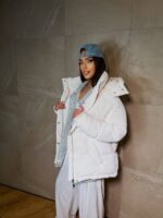 Пуховик жіночий оверсайз молочного кольору 00326