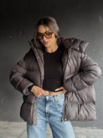 Пуховик жіночий оверсайз шоколадного кольору 00373