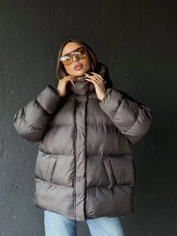 puhovyk-zhinochyj-oversajz-shokoladnogo-koloru-00373-9 Пуховик жіночий оверсайз шоколадного кольору 00373