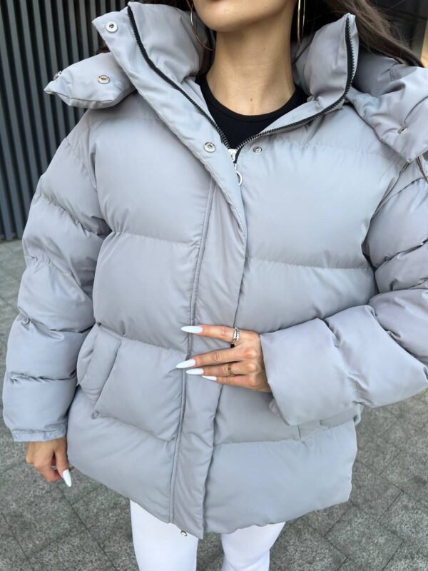 puhovyk-zhinochyj-oversajz-sirogo-koloru-00368-1 Пуховик жіночий оверсайз сірого кольору 00368