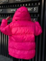 Пуховик жіночий оверсайз яскраво рожевого кольору 00370