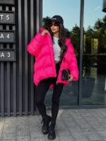 Пуховик жіночий оверсайз яскраво рожевого кольору 00370