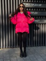 Пуховик жіночий оверсайз яскраво рожевого кольору 00370