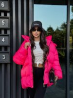 Пуховик жіночий оверсайз яскраво рожевого кольору 00370