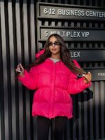 Пуховик жіночий оверсайз яскраво рожевого кольору 00370