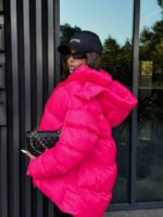 Пуховик жіночий оверсайз яскраво рожевого кольору 00370