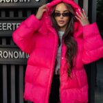 Пуховик жіночий оверсайз яскраво рожевого кольору 00370