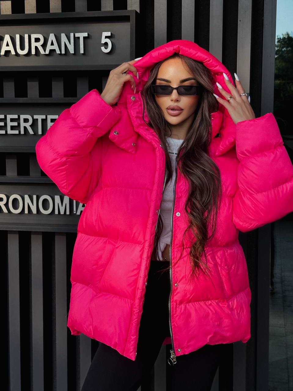 Пуховик жіночий оверсайз яскраво рожевого кольору 00370
