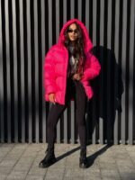 Пуховик жіночий оверсайз яскраво рожевого кольору 00370