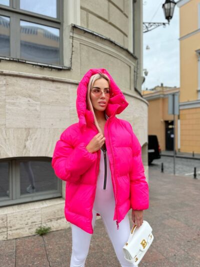 Пуховик жіночий яскраво рожевий короткий з капюшоном 00310