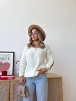 Светр жіночий з прорізами молочний 00330