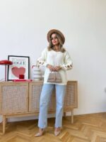 Светр жіночий з прорізами молочний 00330