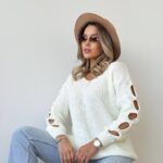 Светр жіночий з прорізами молочний 00330