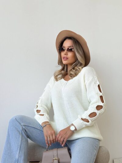 Светр жіночий з прорізами молочний 00330