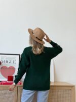 Светр жіночий з прорізами смарагдовий 00331