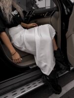 Жіноча сатинова спідниця молочна довга 00391