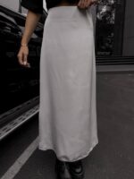 Жіноча сатинова спідниця молочна довга 00391