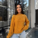 Жіночий в’язаний светр з низьким горлом гірчиця 00377