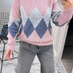 Жіночий в’язаний светр з низьким горлом кольору пудра 00366