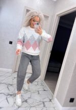 Жіночий в’язаний светр з низьким горлом молочний 00364