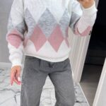 Жіночий в’язаний светр з низьким горлом молочний 00364