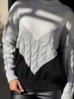 Жіночий в’язаний светр з низьким горлом молоко-сірий-чорний 00397