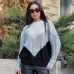 Жіночий в’язаний светр з низьким горлом молоко-сірий-чорний 00397