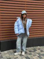 Пуховик жіночий оверсайз блакитного кольору 00424