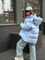 Пуховик жіночий оверсайз блакитного кольору 00424