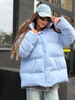 Пуховик жіночий оверсайз блакитного кольору 00424