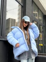 Пуховик жіночий оверсайз блакитного кольору 00424