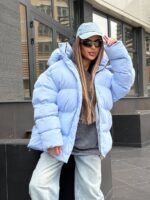 Пуховик жіночий оверсайз блакитного кольору 00424