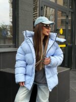 Пуховик жіночий оверсайз блакитного кольору 00424