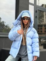 Пуховик жіночий оверсайз блакитного кольору 00424