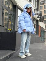Пуховик жіночий оверсайз блакитного кольору 00424