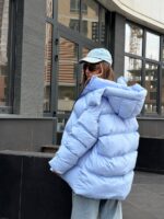 Пуховик жіночий оверсайз блакитного кольору 00424