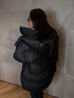 Пуховик жіночий оверсайз чорного кольору 00422