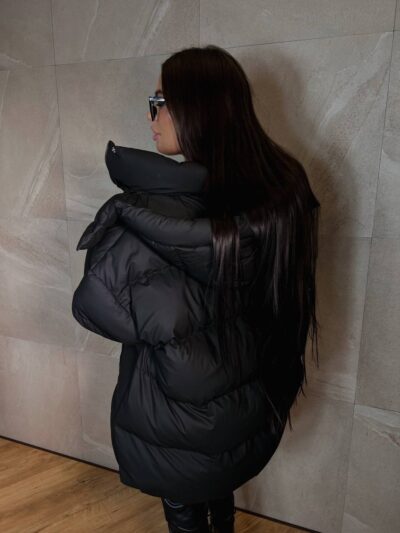 Пуховик жіночий оверсайз чорного кольору 00422
