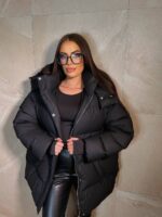 Пуховик жіночий оверсайз чорного кольору 00422