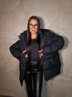 Пуховик жіночий оверсайз чорного кольору 00422