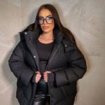 Пуховик жіночий оверсайз чорного кольору 00422