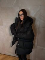 Пуховик жіночий оверсайз чорного кольору 00422