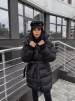 Пуховик жіночий оверсайз чорного кольору 00434