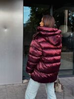 Пуховик жіночий оверсайз кольору бургунді 00420